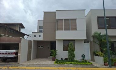CASA COMPLETAMENTE AMOBLADA EN ALQUILER