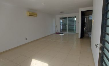 Casa en renta con terreno adicional Lomas del Refugio, Priv Montes Málaga,con control de acceso y guardias de seguridad León, Gto