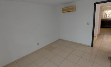 Casa en renta con terreno adicional Lomas del Refugio, Priv Montes Málaga,con control de acceso y guardias de seguridad León, Gto