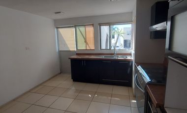 Casa en renta con terreno adicional Lomas del Refugio, Priv Montes Málaga,con control de acceso y guardias de seguridad León, Gto