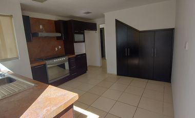 Casa en renta con terreno adicional Lomas del Refugio, Priv Montes Málaga,con control de acceso y guardias de seguridad León, Gto