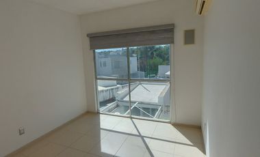 Casa en renta con terreno adicional Lomas del Refugio, Priv Montes Málaga,con control de acceso y guardias de seguridad León, Gto