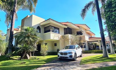 HERMOSA RESIDENCIA FRENTE A PARQUE EN VALLE REAL