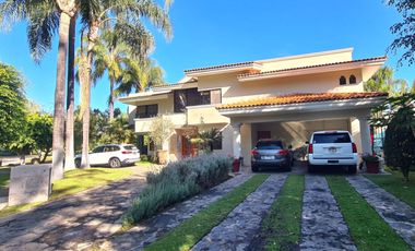 HERMOSA RESIDENCIA FRENTE A PARQUE EN VALLE REAL