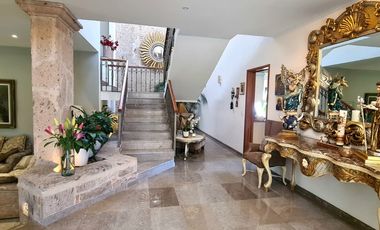 HERMOSA RESIDENCIA FRENTE A PARQUE EN VALLE REAL