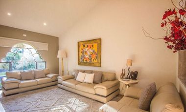 HERMOSA RESIDENCIA FRENTE A PARQUE EN VALLE REAL