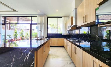VENDO LUJOSA CASA LADO SOMBRA EN FRACC. COSTA DE ORO,