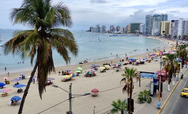 Salinas, amplio departamento de 3 dormitorios frente al mar.