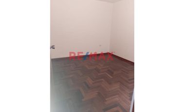 OCASIÓN VENDO DEPARTAMENTO 2DO PISO EXCELENTE UBICACION FRENTE A PARQUE URB MAYORAZGO!