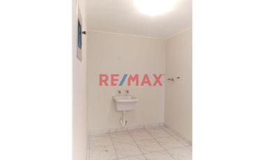 OCASIÓN VENDO DEPARTAMENTO 2DO PISO EXCELENTE UBICACION FRENTE A PARQUE URB MAYORAZGO!