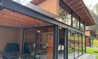 Venta de casa moderna en condominio