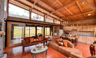 En Venta Quinta con Terreno Amplio en la Autopista Azogues Cuenca