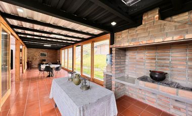 En Venta Quinta con Terreno Amplio en la Autopista Azogues Cuenca