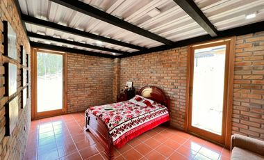 En Venta Quinta con Terreno Amplio en la Autopista Azogues Cuenca