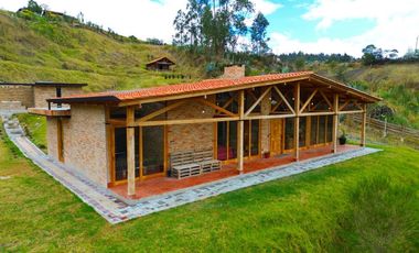 En Venta Quinta con Terreno Amplio en la Autopista Azogues Cuenca