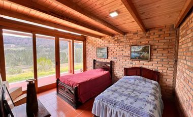 En Venta Quinta con Terreno Amplio en la Autopista Azogues Cuenca