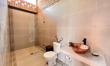 En Venta Quinta con Terreno Amplio en la Autopista Azogues Cuenca
