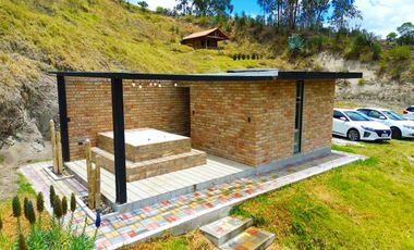 En Venta Quinta con Terreno Amplio en la Autopista Azogues Cuenca