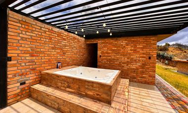 En Venta Quinta con Terreno Amplio en la Autopista Azogues Cuenca
