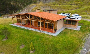 En Venta Quinta con Terreno Amplio en la Autopista Azogues Cuenca