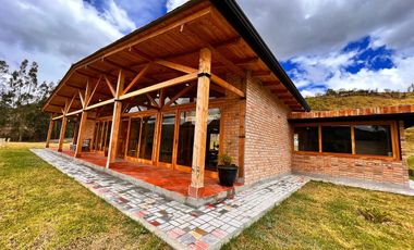 En Venta Quinta con Terreno Amplio en la Autopista Azogues Cuenca