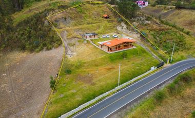 En Venta Quinta con Terreno Amplio en la Autopista Azogues Cuenca