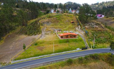 En Venta Quinta con Terreno Amplio en la Autopista Azogues Cuenca
