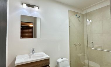 RENTO PRECIOSO CONDOMINIO TOTALMENTE AMUEBLADO, MAGNIFICA UBICACIÓN
