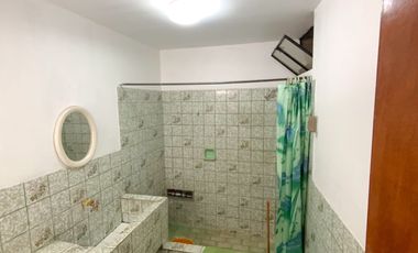 Venta De Hermosa Casa De 3 Pisos Ubicada En La Mejor Zona Del Rimac, En La Av La Capilla.