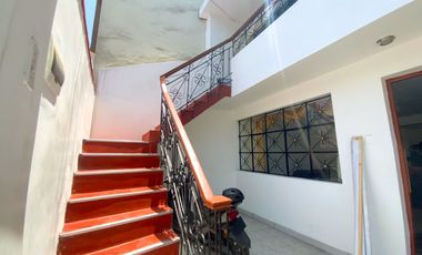 Venta De Hermosa Casa De 3 Pisos Ubicada En La Mejor Zona Del Rimac, En La Av La Capilla.
