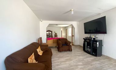 Venta De Hermosa Casa De 3 Pisos Ubicada En La Mejor Zona Del Rimac, En La Av La Capilla.