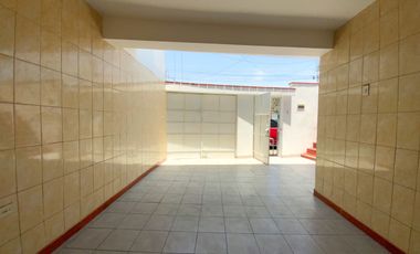 Venta De Hermosa Casa De 3 Pisos Ubicada En La Mejor Zona Del Rimac, En La Av La Capilla.