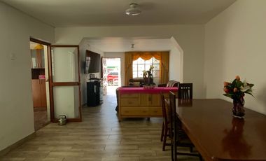 Venta De Hermosa Casa De 3 Pisos Ubicada En La Mejor Zona Del Rimac, En La Av La Capilla.