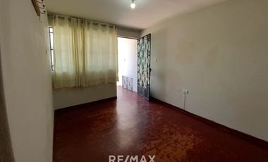 Venta De Hermosa Casa De 3 Pisos Ubicada En La Mejor Zona Del Rimac, En La Av La Capilla.
