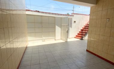 Venta De Hermosa Casa De 3 Pisos Ubicada En La Mejor Zona Del Rimac, En La Av La Capilla.
