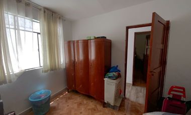 Venta De Hermosa Casa De 3 Pisos Ubicada En La Mejor Zona Del Rimac, En La Av La Capilla.