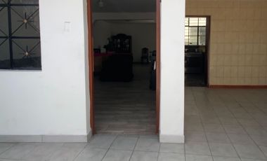Venta De Hermosa Casa De 3 Pisos Ubicada En La Mejor Zona Del Rimac, En La Av La Capilla.
