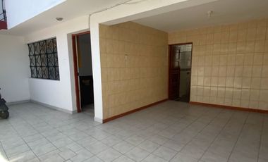 Venta De Hermosa Casa De 3 Pisos Ubicada En La Mejor Zona Del Rimac, En La Av La Capilla.