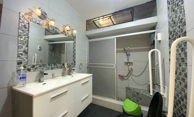 Venta De Hermosa Casa De 3 Pisos Ubicada En La Mejor Zona Del Rimac, En La Av La Capilla.