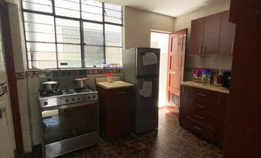 Venta De Hermosa Casa De 3 Pisos Ubicada En La Mejor Zona Del Rimac, En La Av La Capilla.