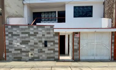 Venta De Hermosa Casa De 3 Pisos Ubicada En La Mejor Zona Del Rimac, En La Av La Capilla.
