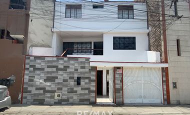 Venta De Hermosa Casa De 3 Pisos Ubicada En La Mejor Zona Del Rimac, En La Av La Capilla.