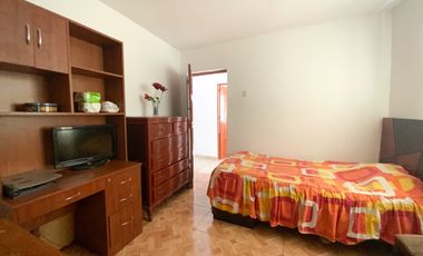 Venta De Hermosa Casa De 3 Pisos Ubicada En La Mejor Zona Del Rimac, En La Av La Capilla.