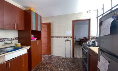 Venta De Hermosa Casa De 3 Pisos Ubicada En La Mejor Zona Del Rimac, En La Av La Capilla.