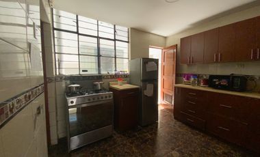Venta De Hermosa Casa De 3 Pisos Ubicada En La Mejor Zona Del Rimac, En La Av La Capilla.