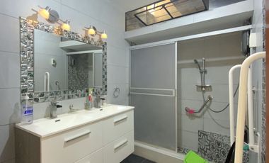 Venta De Hermosa Casa De 3 Pisos Ubicada En La Mejor Zona Del Rimac, En La Av La Capilla.
