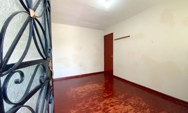 Venta De Hermosa Casa De 3 Pisos Ubicada En La Mejor Zona Del Rimac, En La Av La Capilla.