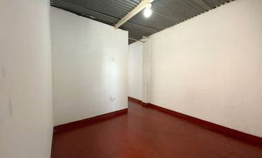 Venta De Hermosa Casa De 3 Pisos Ubicada En La Mejor Zona Del Rimac, En La Av La Capilla.