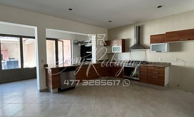 CASA EN RENTA, RECÁMARA CON BAÑO ABAJO, COCHERA 3 AUTOS, JARDIN CON ASADOR TECHADO