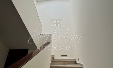CASA EN RENTA, RECÁMARA CON BAÑO ABAJO, COCHERA 3 AUTOS, JARDIN CON ASADOR TECHADO